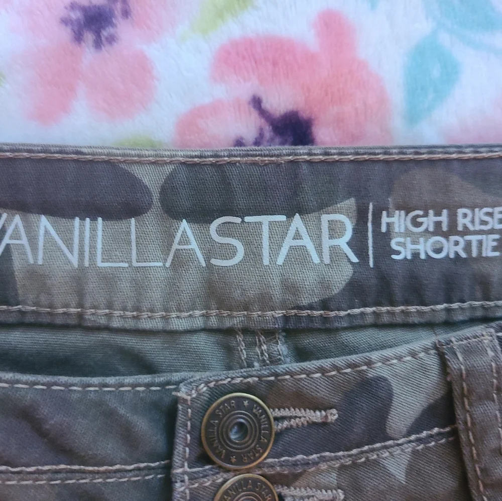 Camo High Rise Shorts - Picture 3 of 4